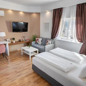 Apartment Premium Studio Szervita Square, Budapest